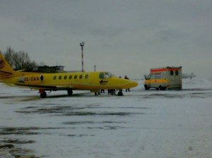 Перевезти (транспортировать) больного в аэропорт